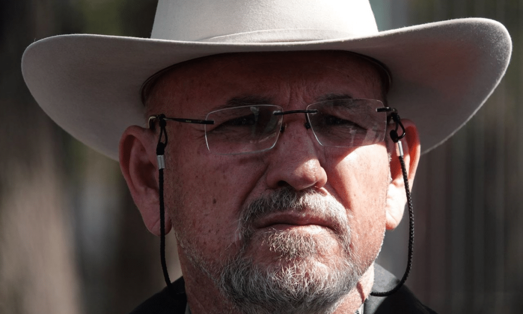 Puede ser una imagen de 1 persona, multitud y texto